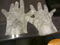 コロナ対策に手袋も準備して授業